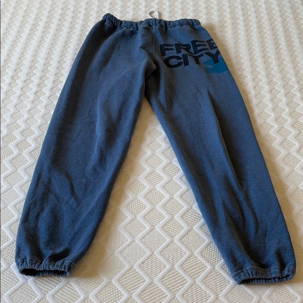 Free city blue sweatpants (small)